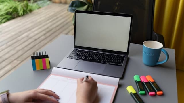 Online course or digital download: how to decide what to actually sell