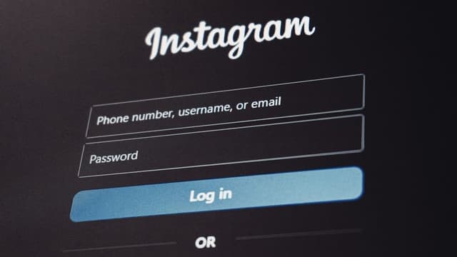 Customer accounts for digital sellers: when to enable buyer login and how to handle redownloads